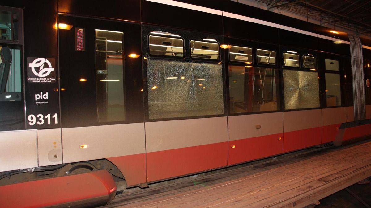 Neznámý člověk střílel v Praze na tramvaj a autobus. Patrně vzduchovou zbraní